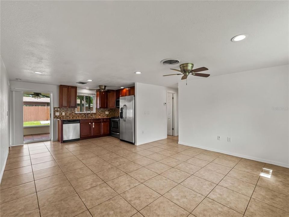 For Sale: $245,000 (2 beds, 1 baths, 912 Square Feet)