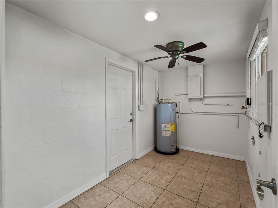 For Sale: $245,000 (2 beds, 1 baths, 912 Square Feet)