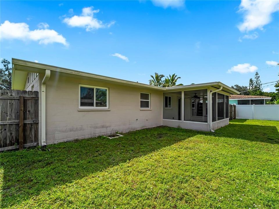 For Sale: $245,000 (2 beds, 1 baths, 912 Square Feet)