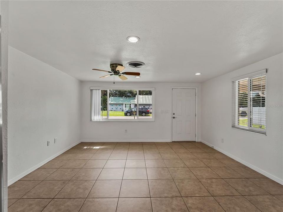 For Sale: $245,000 (2 beds, 1 baths, 912 Square Feet)