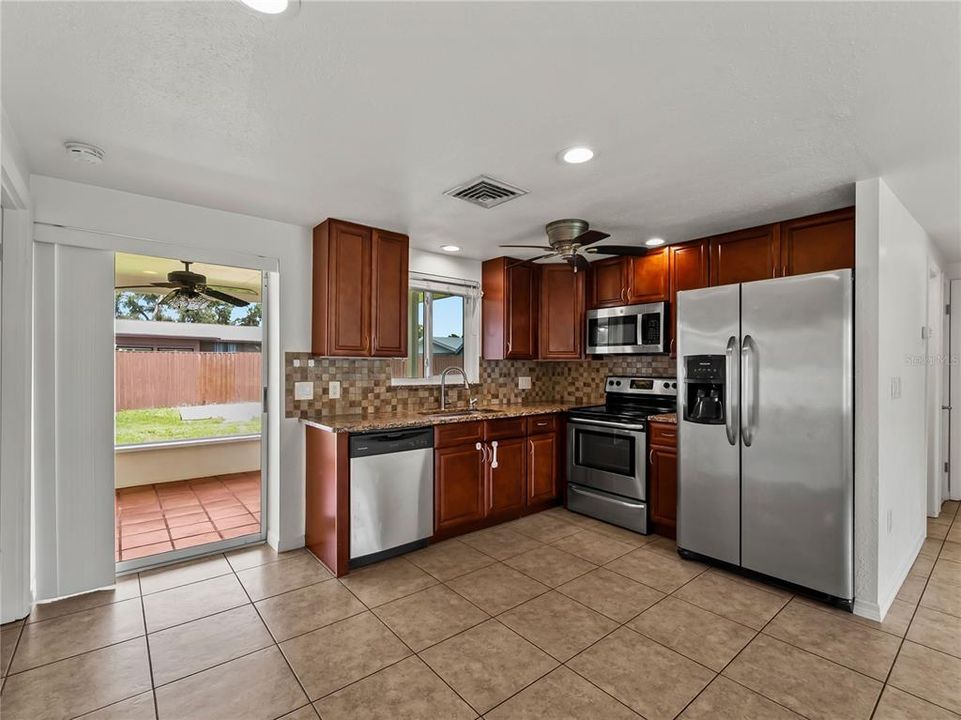 For Sale: $245,000 (2 beds, 1 baths, 912 Square Feet)
