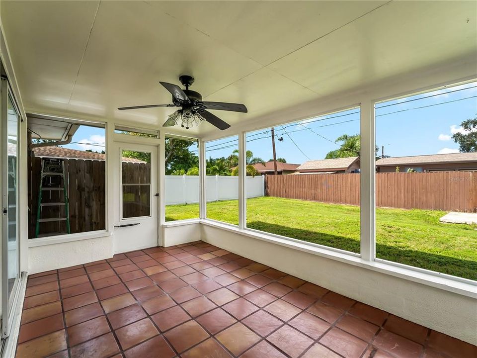 For Sale: $245,000 (2 beds, 1 baths, 912 Square Feet)