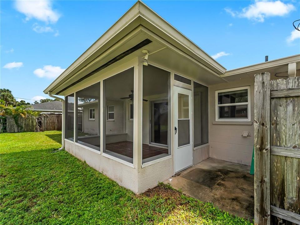 For Sale: $245,000 (2 beds, 1 baths, 912 Square Feet)