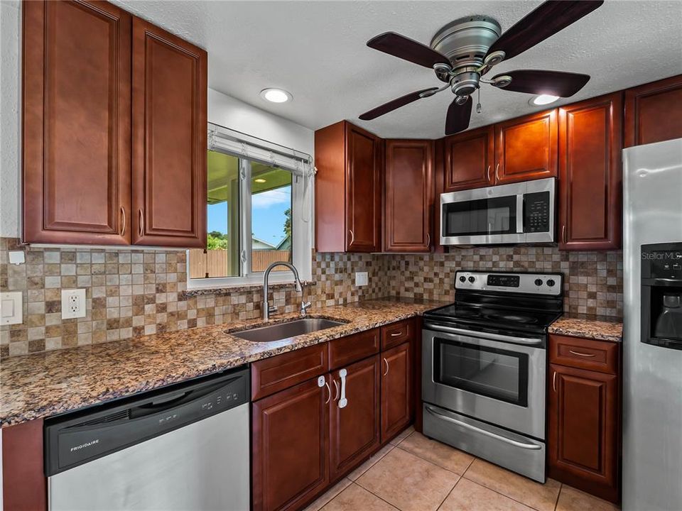 For Sale: $245,000 (2 beds, 1 baths, 912 Square Feet)