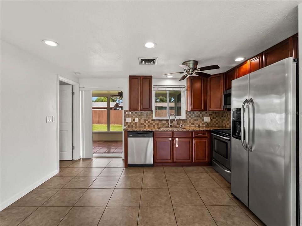 For Sale: $245,000 (2 beds, 1 baths, 912 Square Feet)