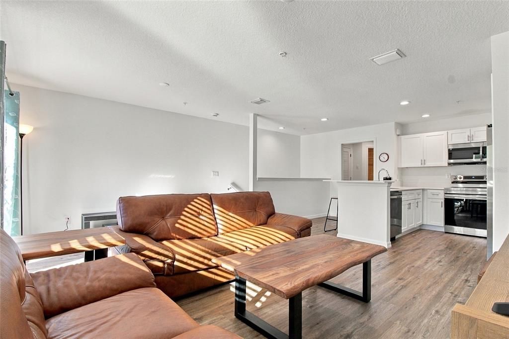 For Sale: $200,000 (2 beds, 2 baths, 1100 Square Feet)