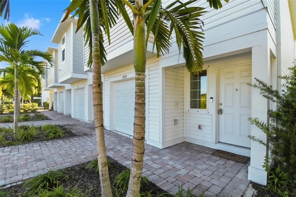 For Sale: $200,000 (2 beds, 2 baths, 1100 Square Feet)