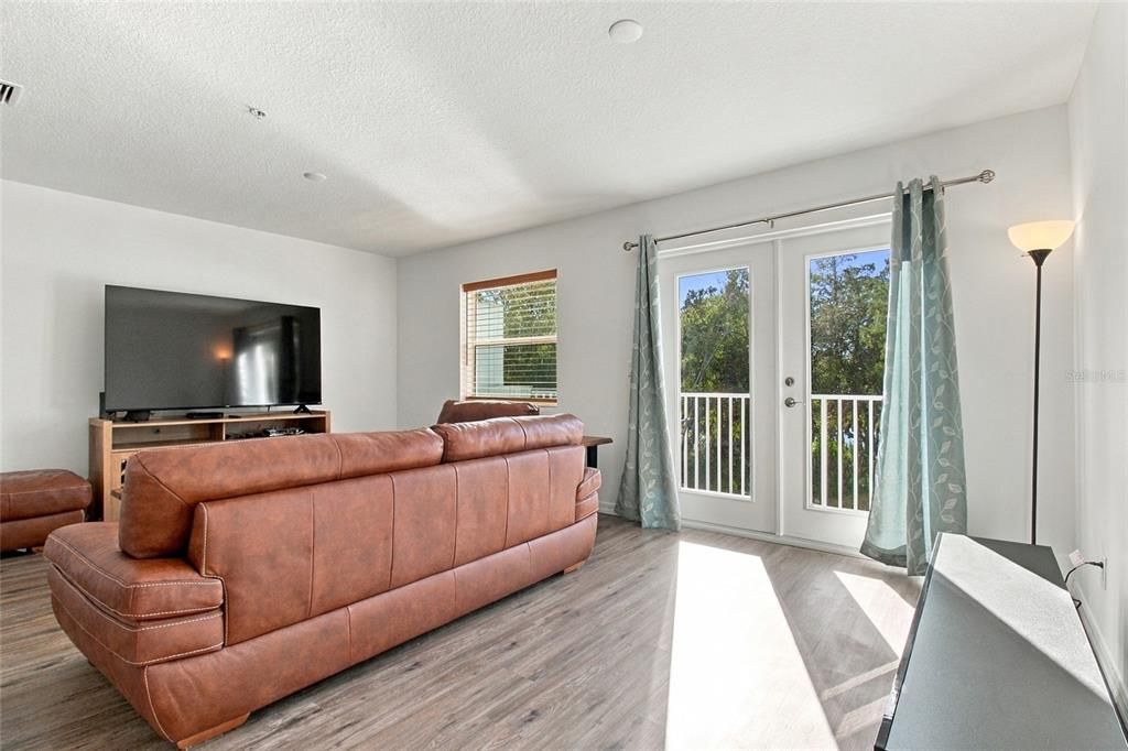 For Sale: $200,000 (2 beds, 2 baths, 1100 Square Feet)