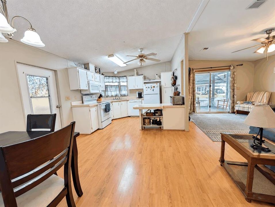 En Venta: $129,900 (2 camas, 2 baños, 828 Pies cuadrados)