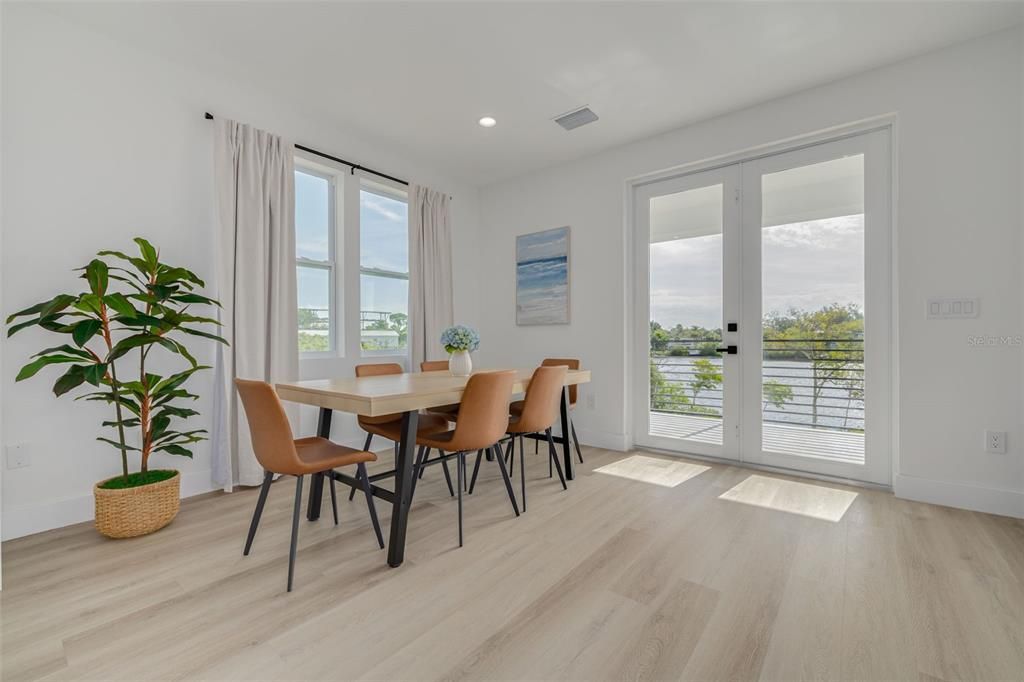 En Venta: $925,000 (4 camas, 3 baños, 2900 Pies cuadrados)