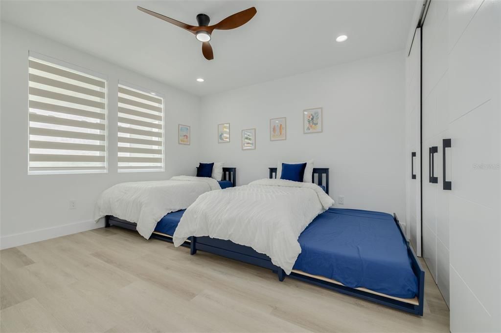 En Venta: $925,000 (4 camas, 3 baños, 2900 Pies cuadrados)