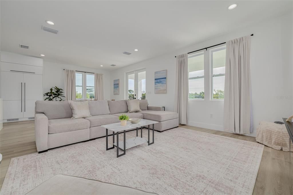 En Venta: $925,000 (4 camas, 3 baños, 2900 Pies cuadrados)