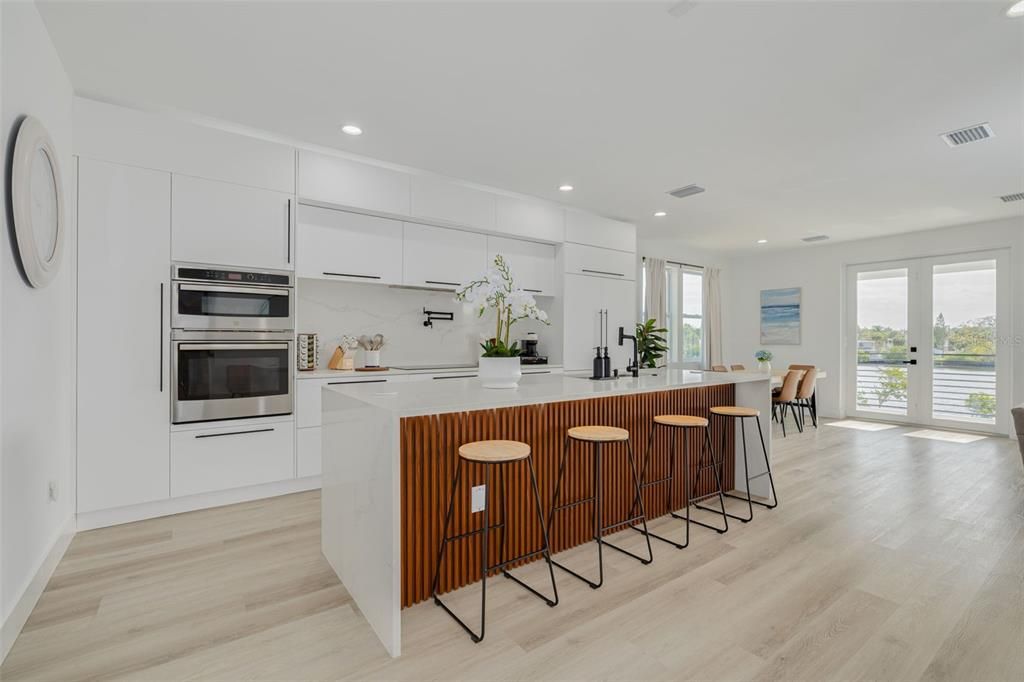 En Venta: $925,000 (4 camas, 3 baños, 2900 Pies cuadrados)
