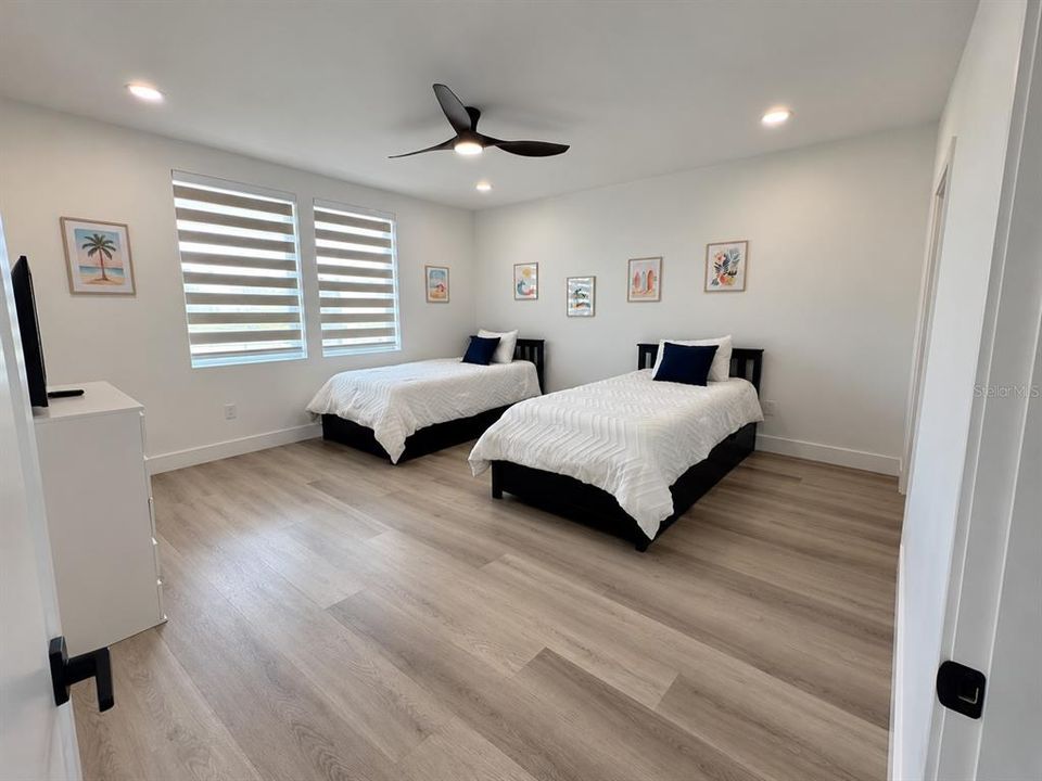 En Venta: $925,000 (4 camas, 3 baños, 2900 Pies cuadrados)