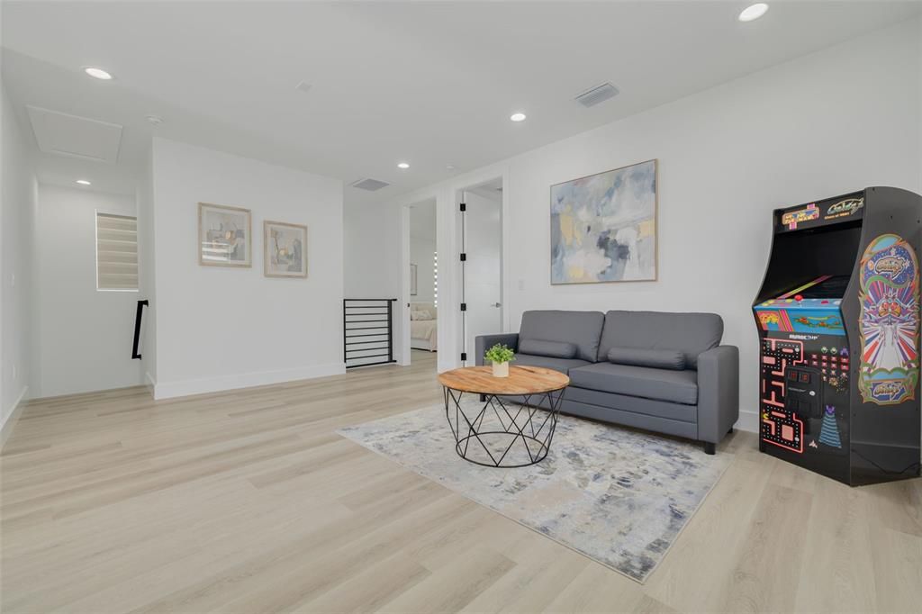 En Venta: $925,000 (4 camas, 3 baños, 2900 Pies cuadrados)