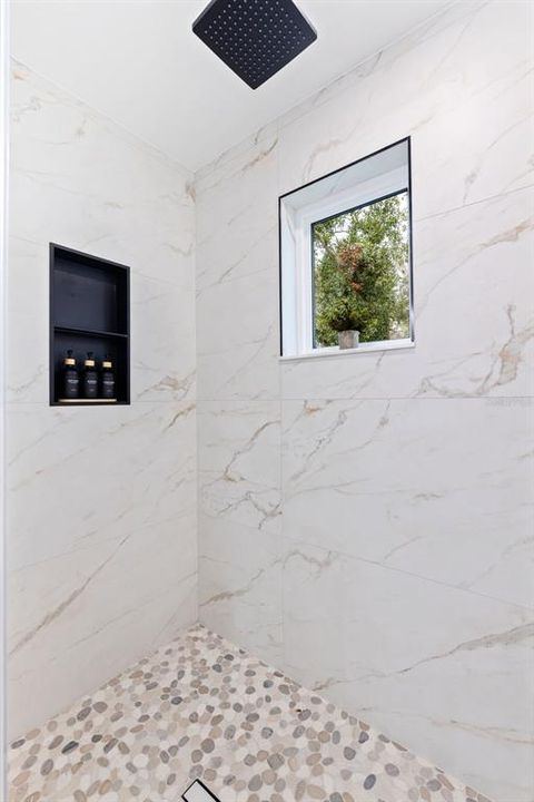 En Venta: $695,000 (4 camas, 3 baños, 2341 Pies cuadrados)
