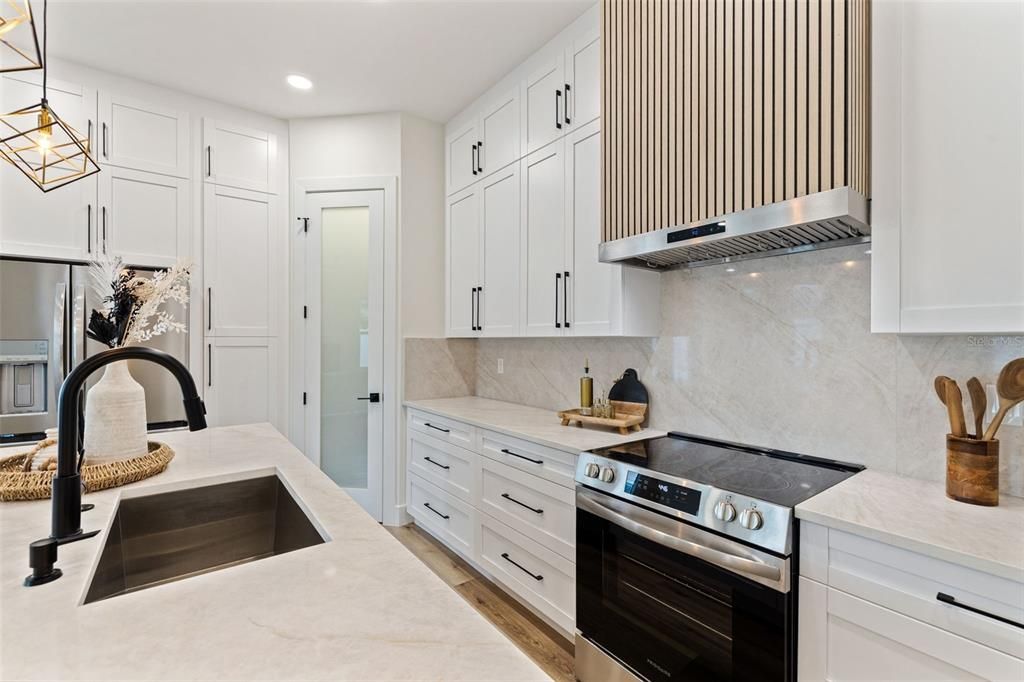 En Venta: $695,000 (4 camas, 3 baños, 2341 Pies cuadrados)