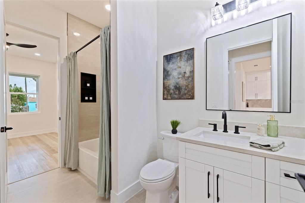 En Venta: $695,000 (4 camas, 3 baños, 2341 Pies cuadrados)