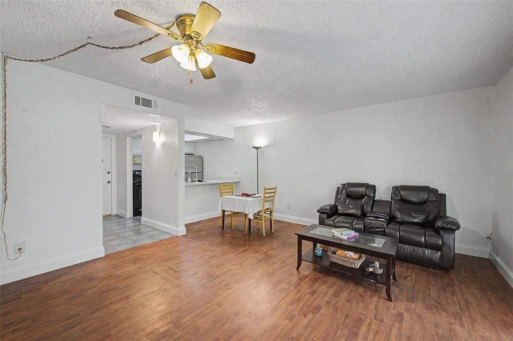 For Sale: $89,000 (1 beds, 1 baths, 550 Square Feet)