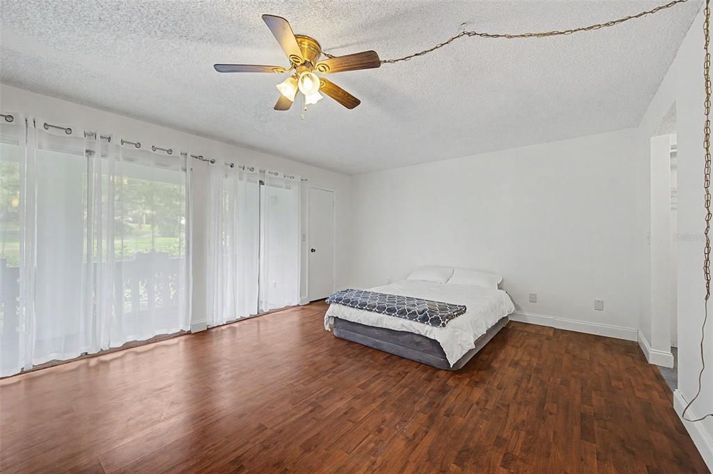 For Sale: $89,000 (1 beds, 1 baths, 550 Square Feet)