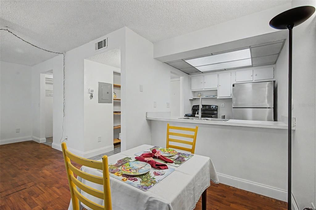 For Sale: $89,000 (1 beds, 1 baths, 550 Square Feet)