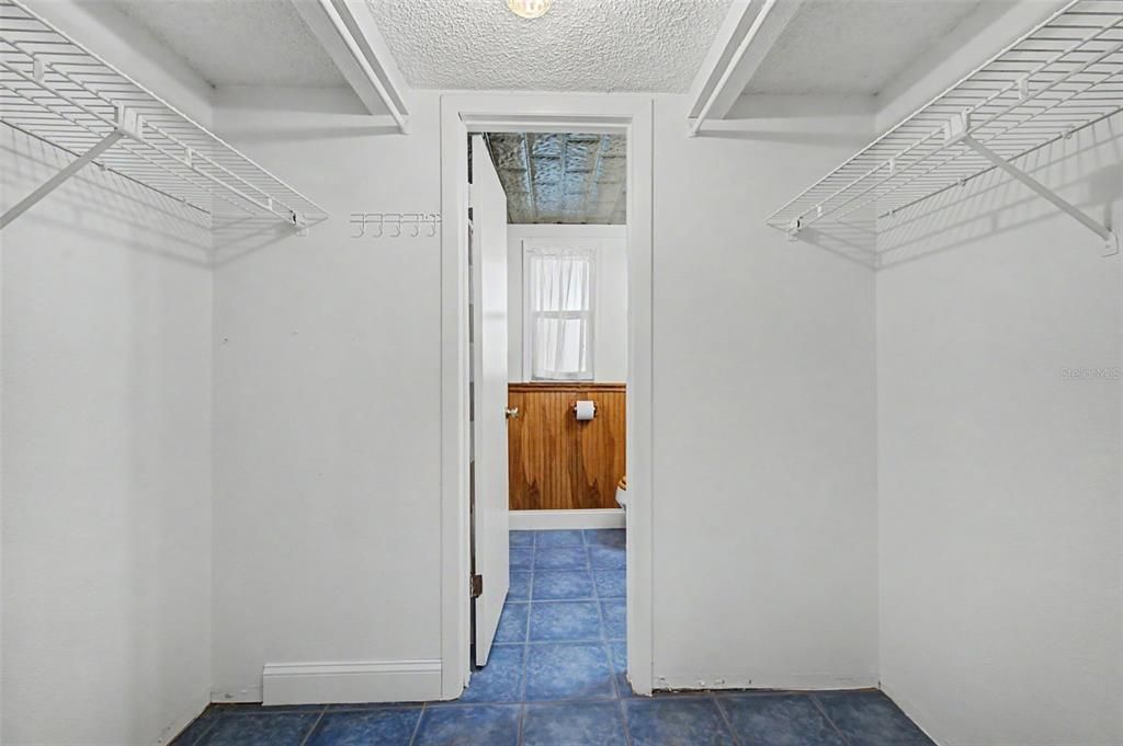 For Sale: $89,000 (1 beds, 1 baths, 550 Square Feet)