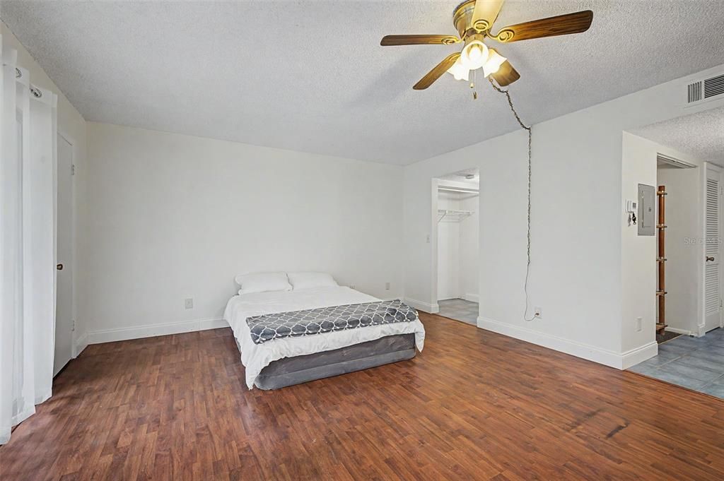 For Sale: $89,000 (1 beds, 1 baths, 550 Square Feet)