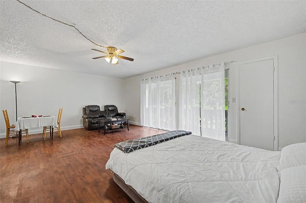 For Sale: $89,000 (1 beds, 1 baths, 550 Square Feet)