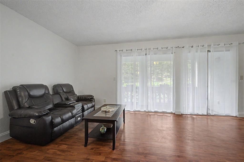 For Sale: $89,000 (1 beds, 1 baths, 550 Square Feet)