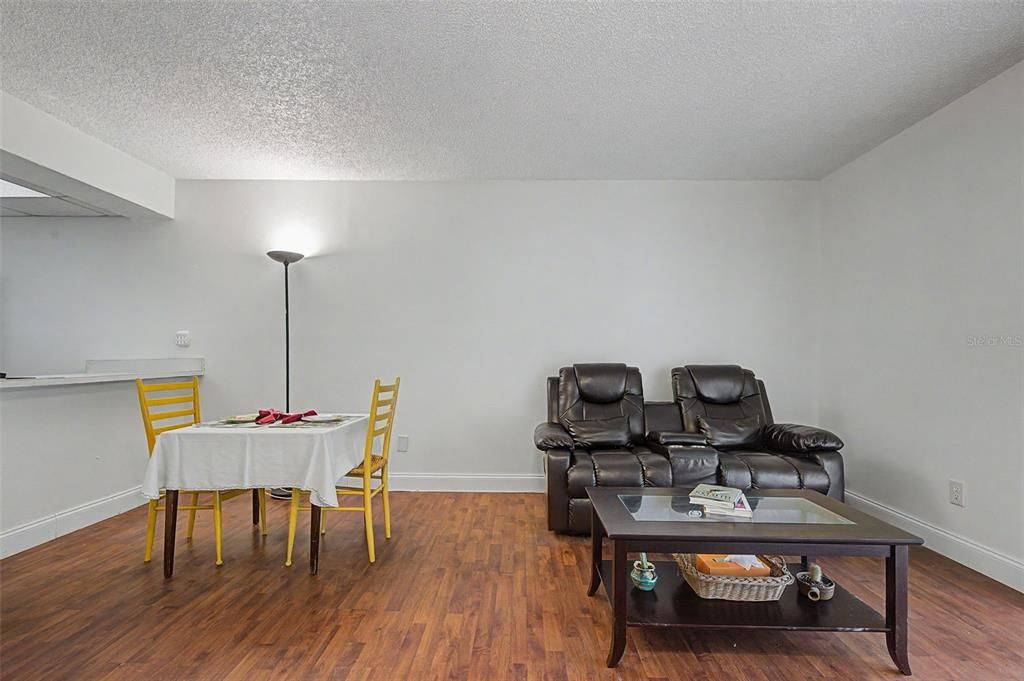 For Sale: $89,000 (1 beds, 1 baths, 550 Square Feet)