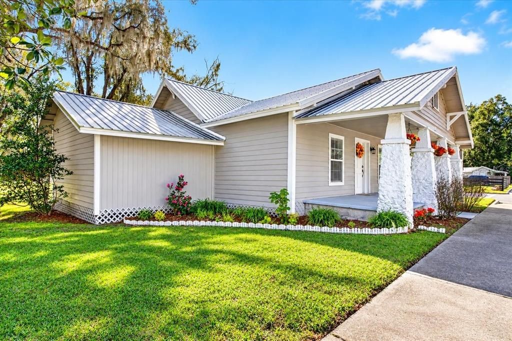 For Sale: $299,000 (3 beds, 2 baths, 1372 Square Feet)