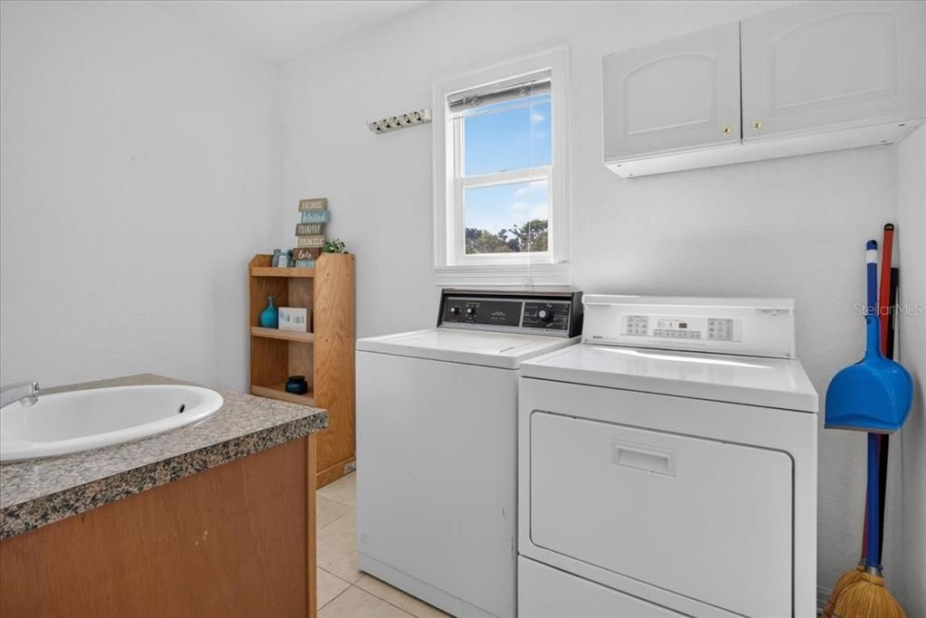 For Sale: $299,000 (3 beds, 2 baths, 1372 Square Feet)