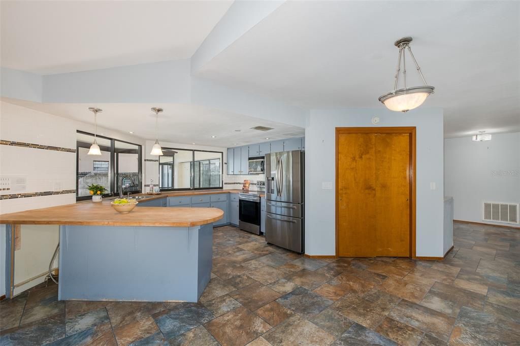 For Sale: $275,000 (3 beds, 2 baths, 2124 Square Feet)