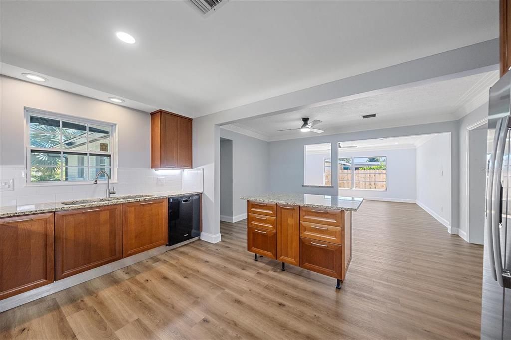 En Venta: $450,000 (4 camas, 2 baños, 1869 Pies cuadrados)