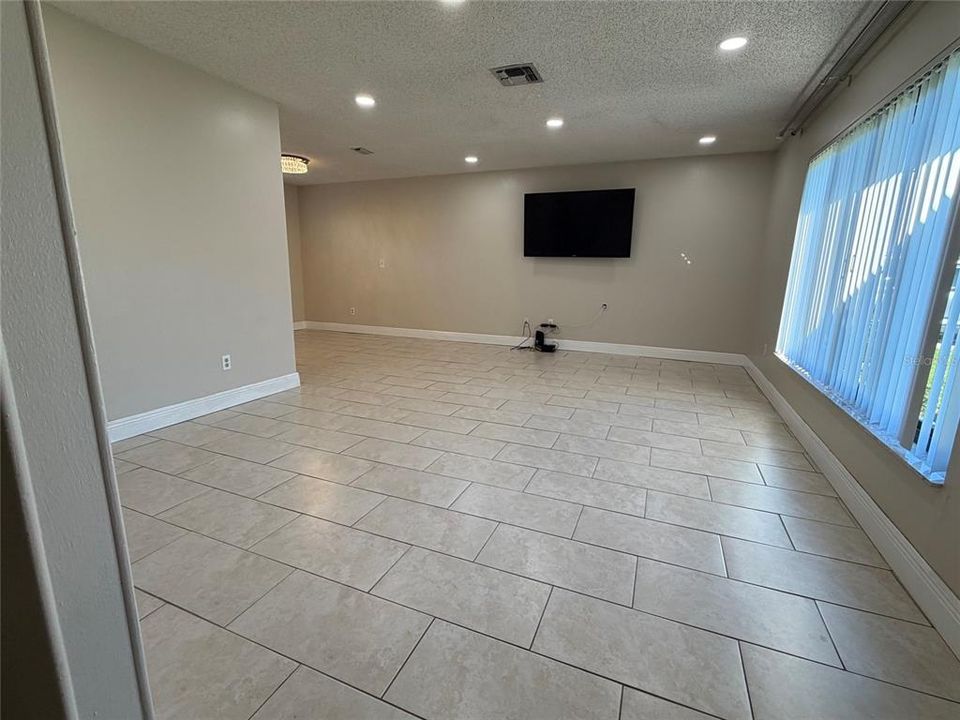 For Rent: $2,500 (3 beds, 1 baths, 1596 Square Feet)