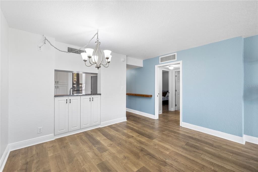 For Sale: $140,000 (2 beds, 2 baths, 1050 Square Feet)