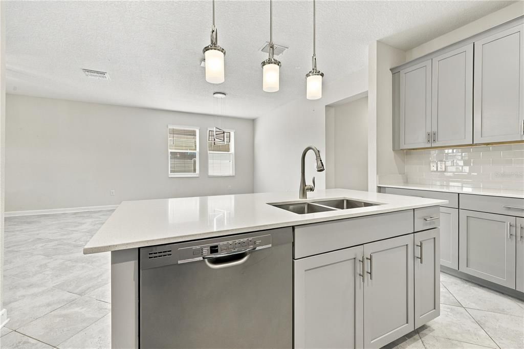 Activo con contrato: $520,000 (4 camas, 3 baños, 2136 Pies cuadrados)