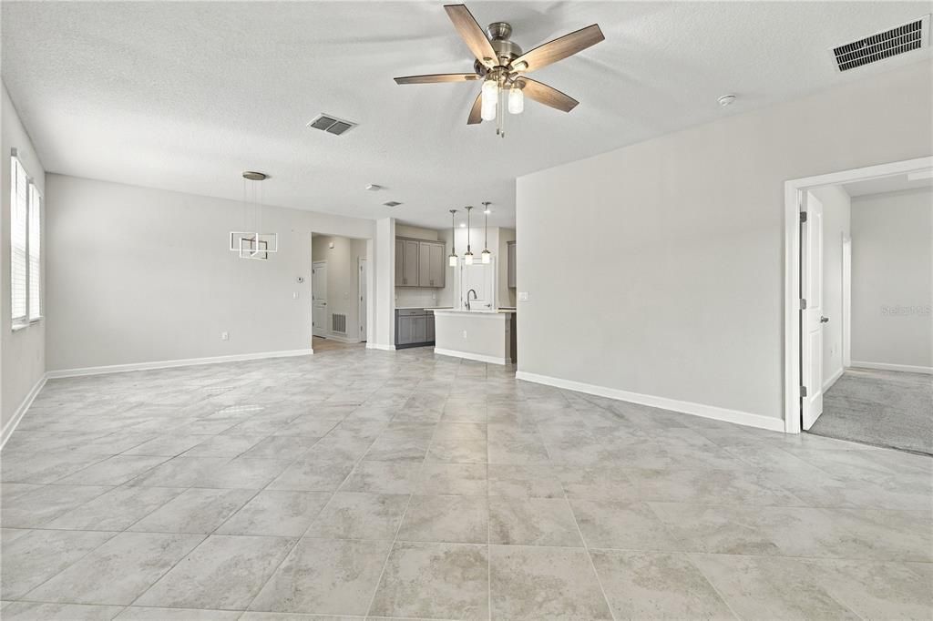 Activo con contrato: $520,000 (4 camas, 3 baños, 2136 Pies cuadrados)