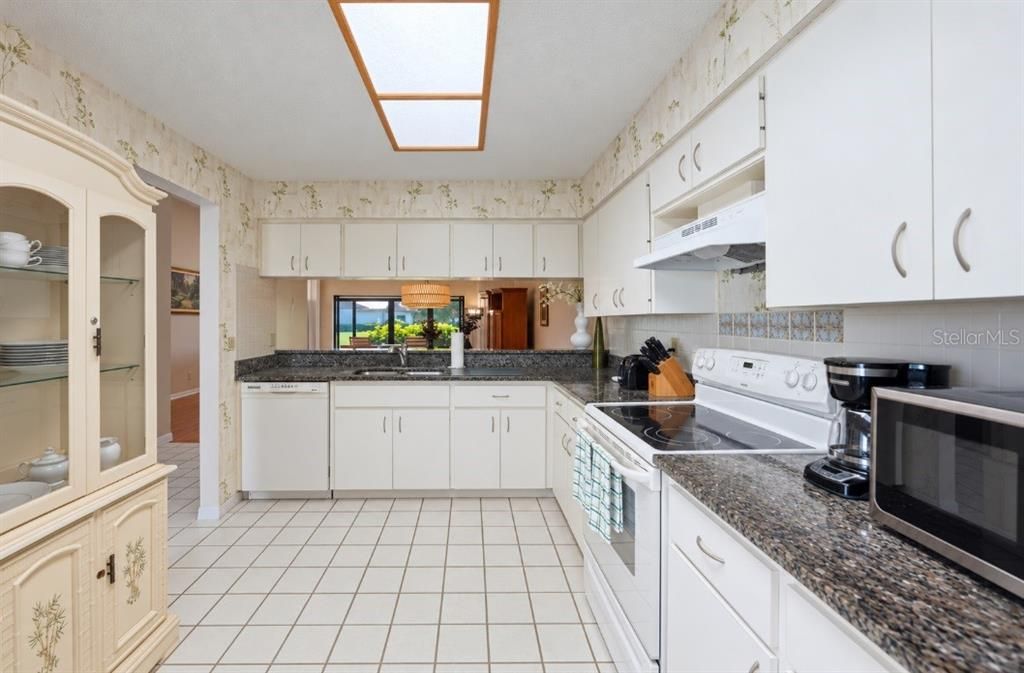 На продажу: $384,900 (3 спален, 2 ванн, 1923 Квадратных фут)
