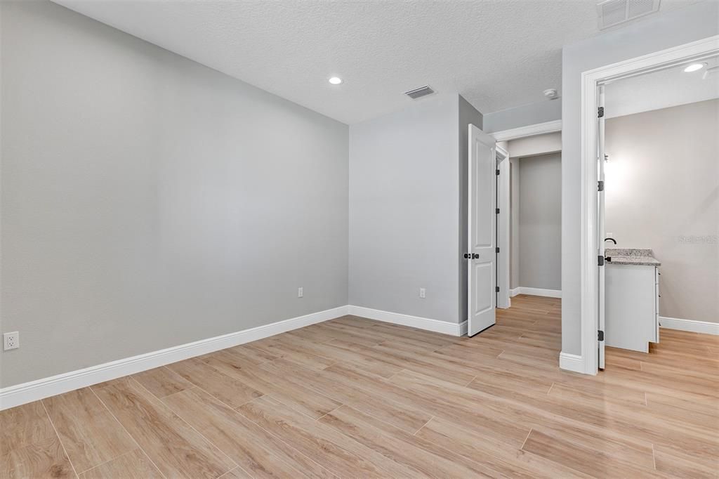 En Venta: $335,000 (4 camas, 3 baños, 2057 Pies cuadrados)