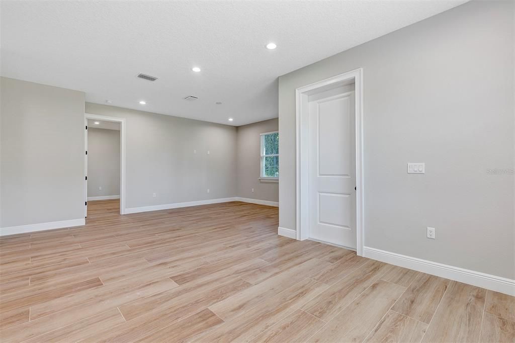 En Venta: $335,000 (4 camas, 3 baños, 2057 Pies cuadrados)