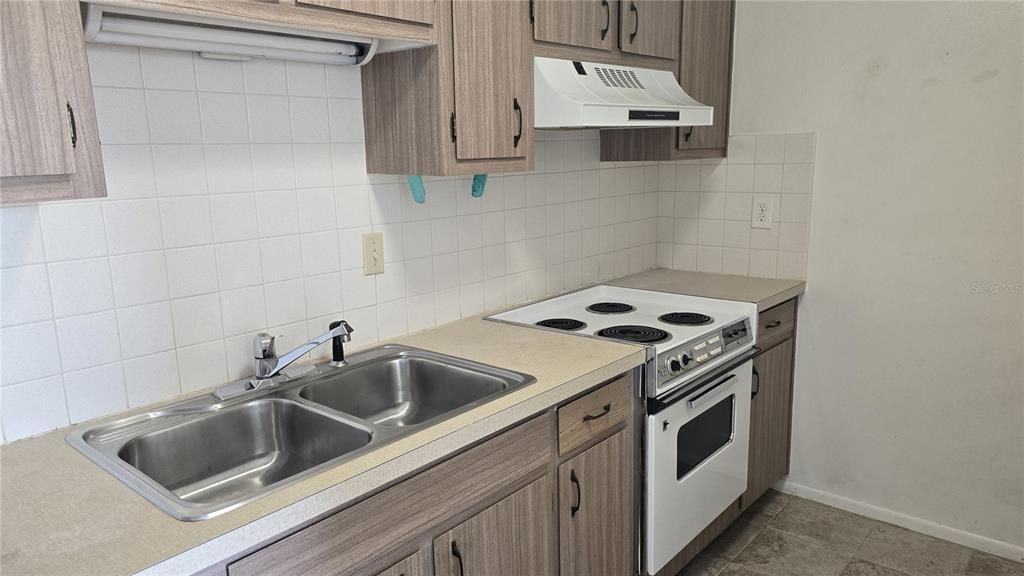 For Sale: $115,000 (2 beds, 1 baths, 825 Square Feet)