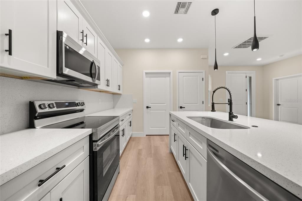 En Venta: $329,900 (4 camas, 2 baños, 1750 Pies cuadrados)
