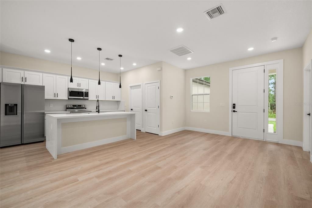En Venta: $329,900 (4 camas, 2 baños, 1750 Pies cuadrados)