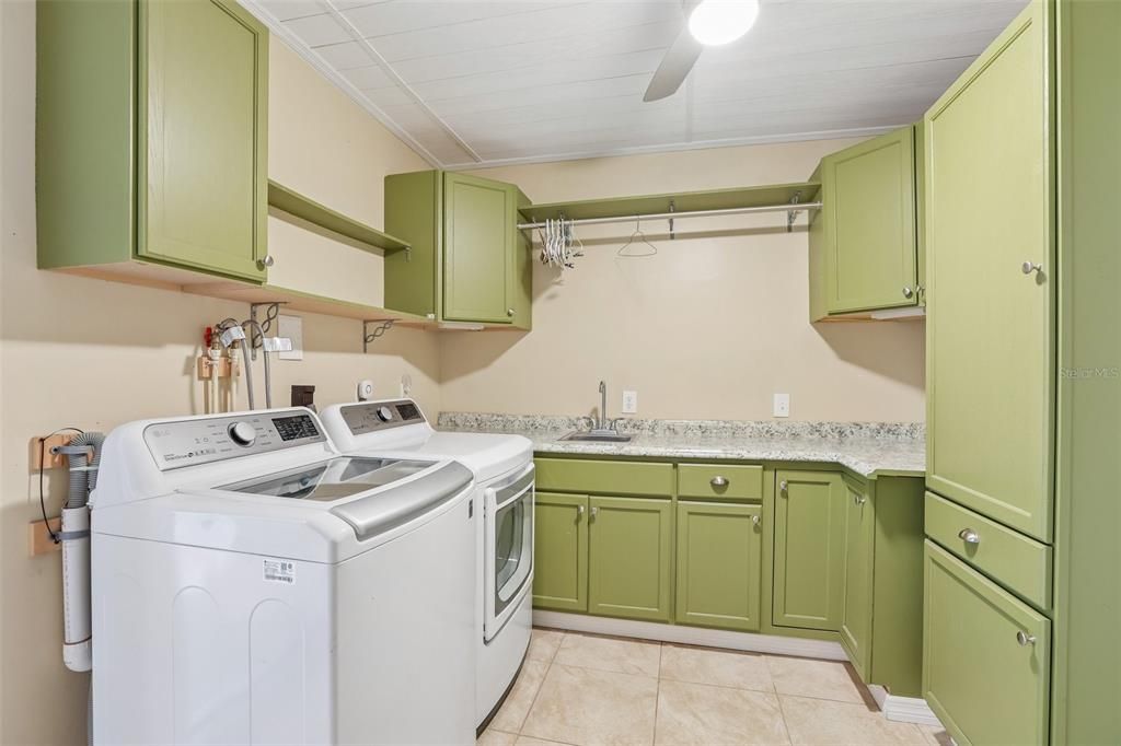 En Venta: $359,000 (3 camas, 2 baños, 2019 Pies cuadrados)