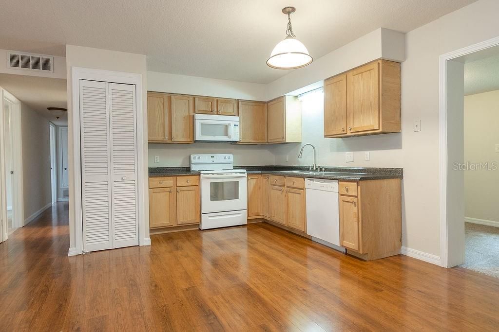 В аренду: $1,900 (3 спален, 2 ванн, 1517 Квадратных фут)