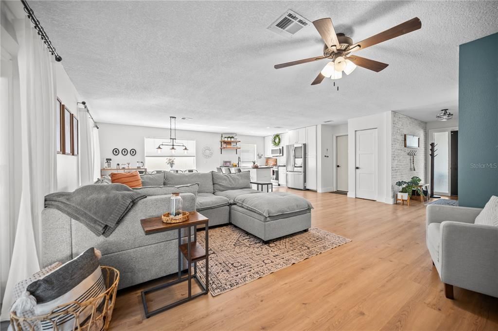 For Sale: $449,900 (3 beds, 2 baths, 1585 Square Feet)