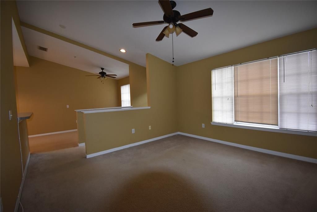 For Rent: $1,350 (1 beds, 1 baths, 898 Square Feet)