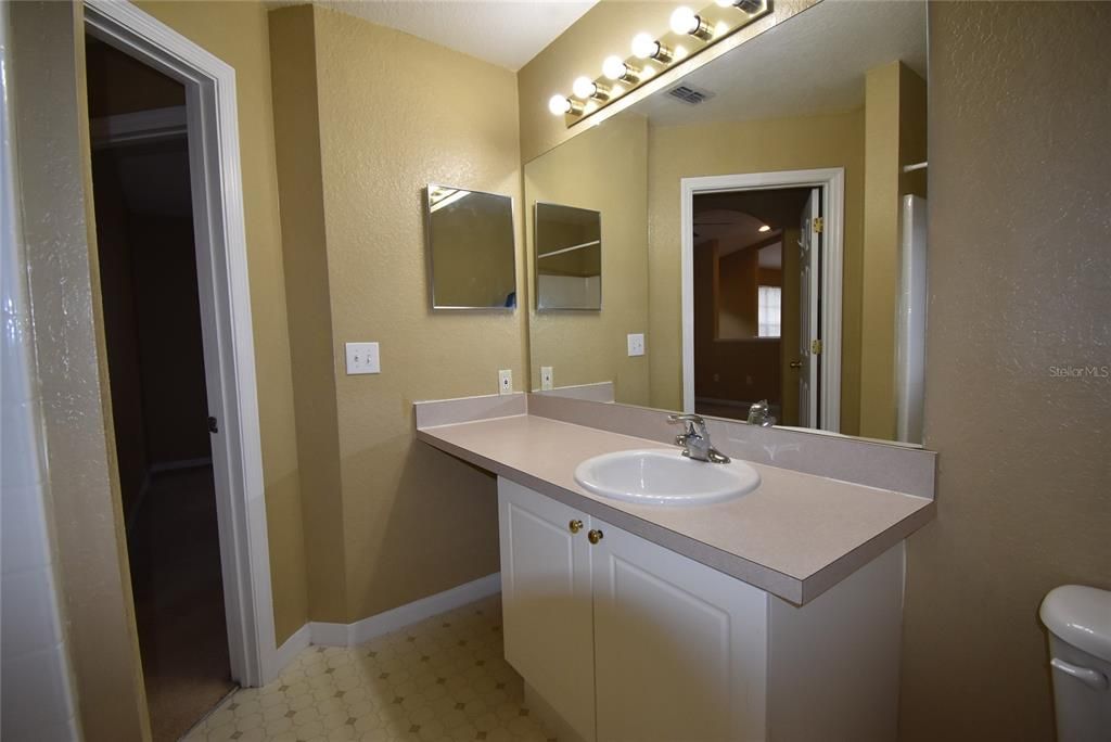 For Rent: $1,350 (1 beds, 1 baths, 898 Square Feet)