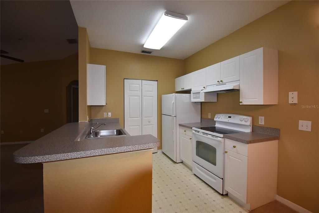 For Rent: $1,350 (1 beds, 1 baths, 898 Square Feet)